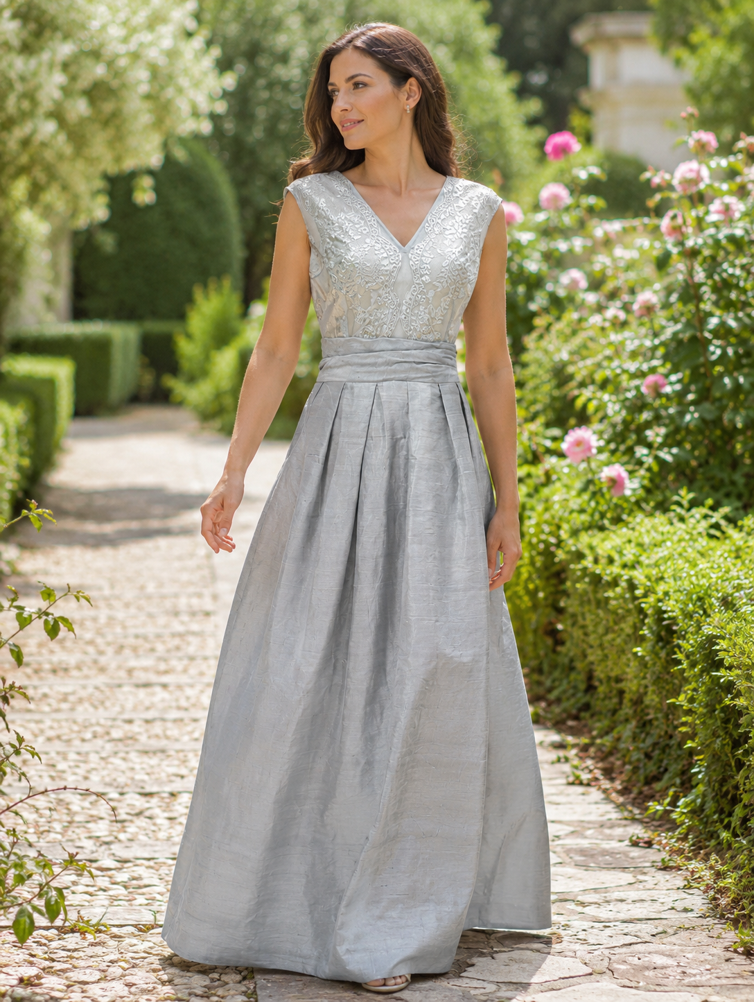 Abito con gonnellone in shantung rigido e corpetto in organza ricamata con pizzo Chantilly argento