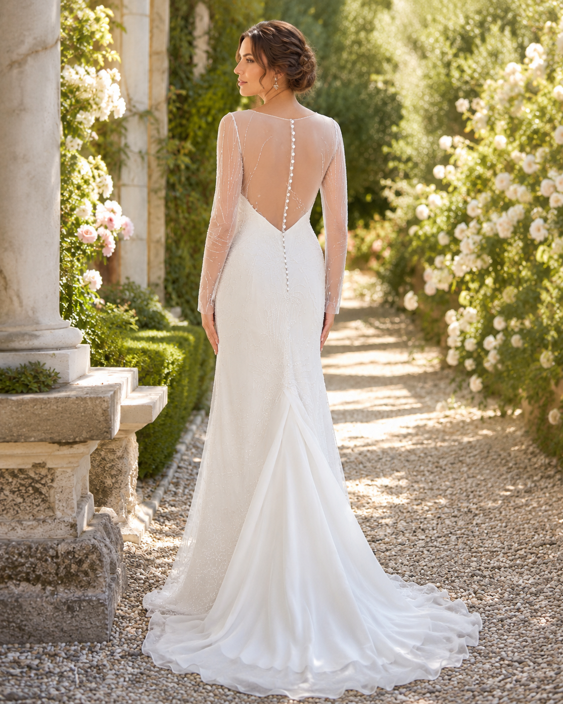 Abito da sposa in tulle ricamato luminoso con maniche lunghe trasparenti e strascico in organza di seta pura