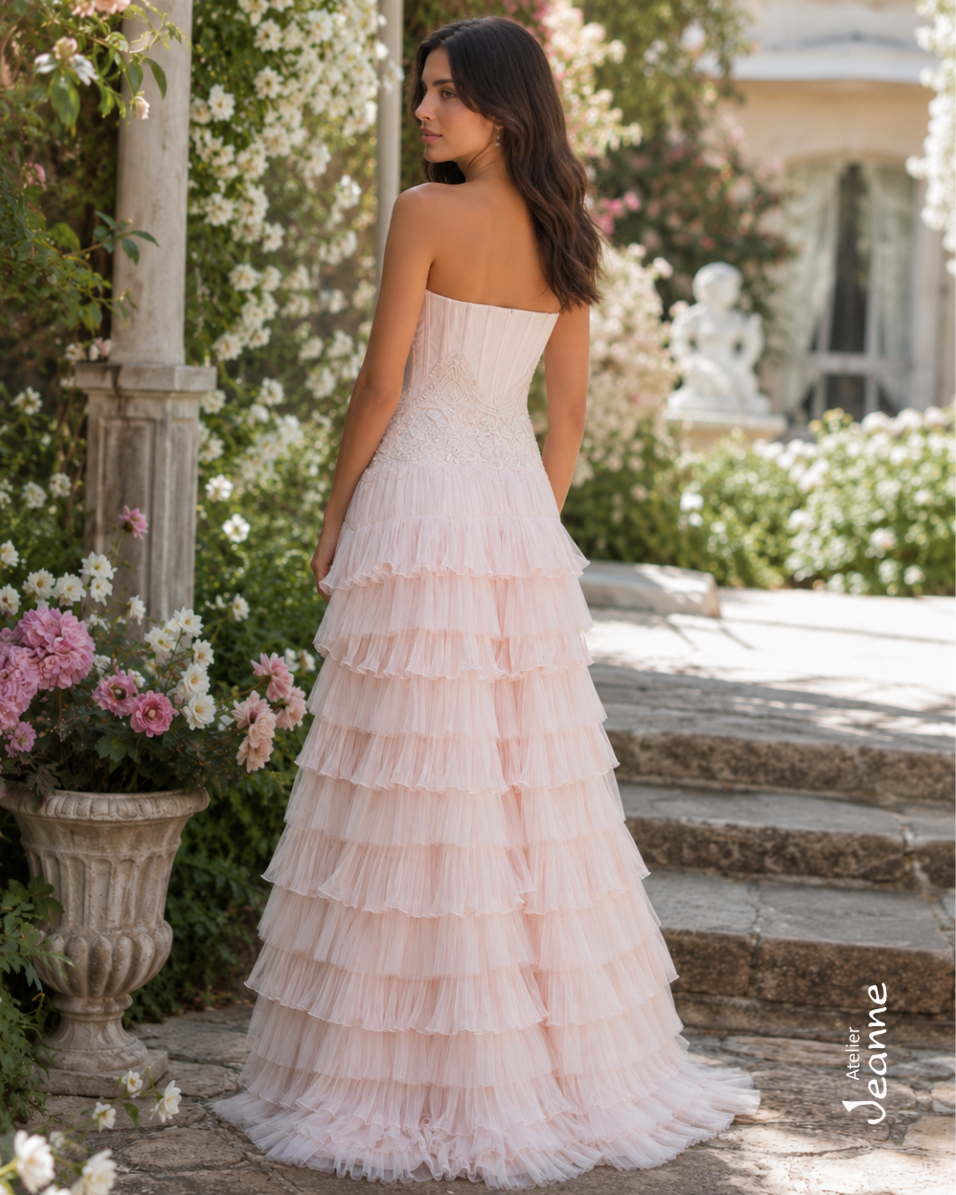 Abito da cerimonia a balze in georgette plissettata e tulle