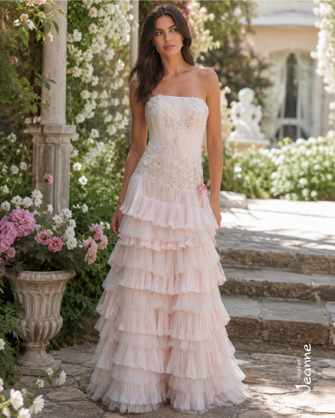 Abito da cerimonia a balze in georgette plissettata e tulle