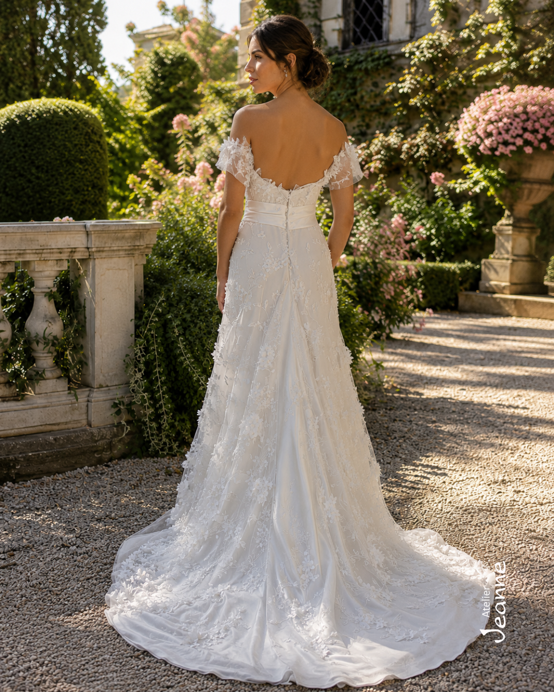 Abito da sposa in tulle ricamato con fiori 3D e fascia in raso