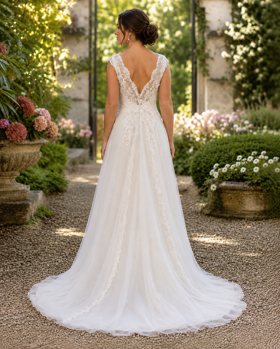 Abito da sposa con gonna ampia, strascico in tulle e corpetto in pizzo rebrodé